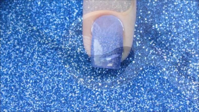 Голографический градиент и стемпинг-дизайн лаками / Holographic Gradient Nail Art смотреть онлайн