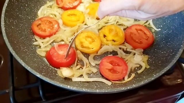ЛЕТОМ ГОТОВЛЮ ЯИЧНИЦУ ТОЛЬКО ТАК! ///как приготовить яичницу с помидорами! смотреть онлайн