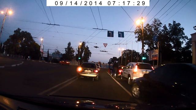 Парни вытащили пьянь из машины смотреть онлайн