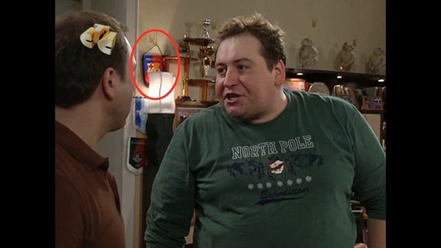 Воронины -- 2009-19 -- РФ -- Вымпел с гербом ФКБ на стене гостиной в квартире Кости и Веры смотреть онлайн