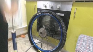 Установка бескамерной покрышки велосипеда на кухне!