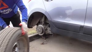 Меняем колёса на нашей машине! Шиномонтаж зимней резины на летнюю!