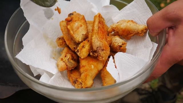 КРЫЛЬЯ К ПЕННОМУ. ДВОЙНАЯ ОБЖАРКА В КАЗАНЕ НА КОСТРЕ смотреть онлайн