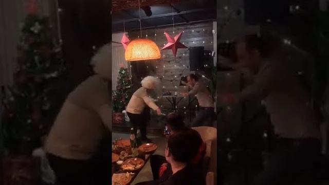 танец Кинтаури со своим хорошим Кентом на корпоративе. 02.01.2020 смотреть онлайн