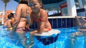 Купаемся в бассейне и горки в аквапарке #изоднявдень