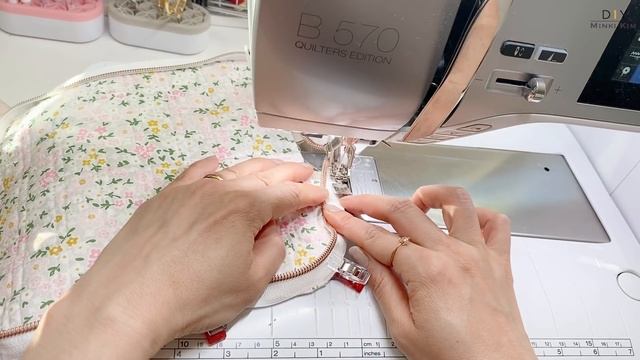 How to sew Trixie Pencil Case | Patchwork Zipper Pouch | Easy Sewing Bag смотреть онлайн