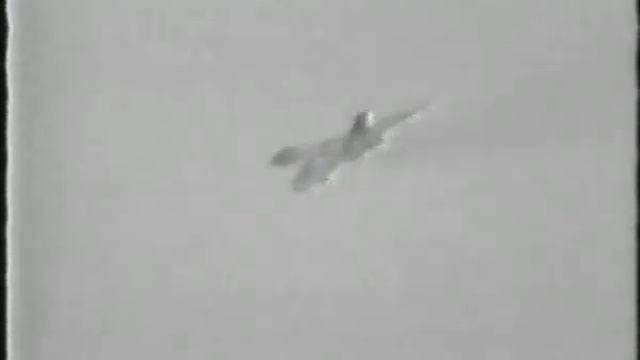 XM655 Last flight and landing at Wellesbourne смотреть онлайн