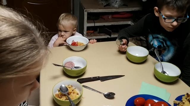 Разбираем рождественские подарки и просто быт большой семьи смотреть онлайн