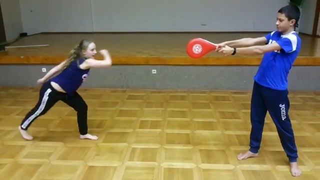 Девочка 12 лет на тренировке по капоэйра. смотреть онлайн