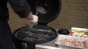 Шашлык на угольном гриле Char-Broil Kamander