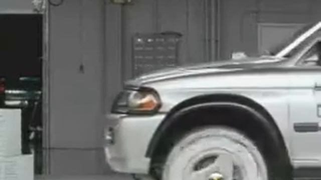 Crash Test 2001 - 2004 Mitsubishi Montero Sport (Frontal Impact) IIHS смотреть онлайн