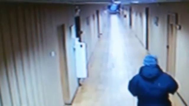 Камеры наблюдения сняли момент поджога администрации Дудинки смотреть онлайн