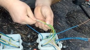 Как собрать распределительную коробку правильно и уложить провода в ней?