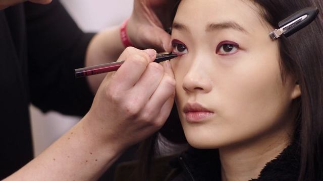 The Dior beauty eyeliner trick that makes eyes look bigger смотреть онлайн
