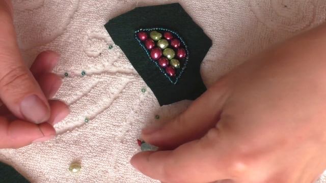 Брошь жук с объемными крыльями из бисера и камней своими руками. Мастер класс смотреть онлайн