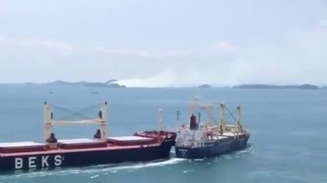 Столкновение двух судов недалеко от порта смотреть онлайн