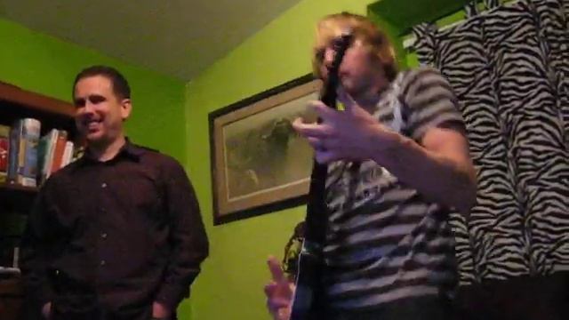 Ryan Hansen Rocks Out To Guitar Hero 3! смотреть онлайн