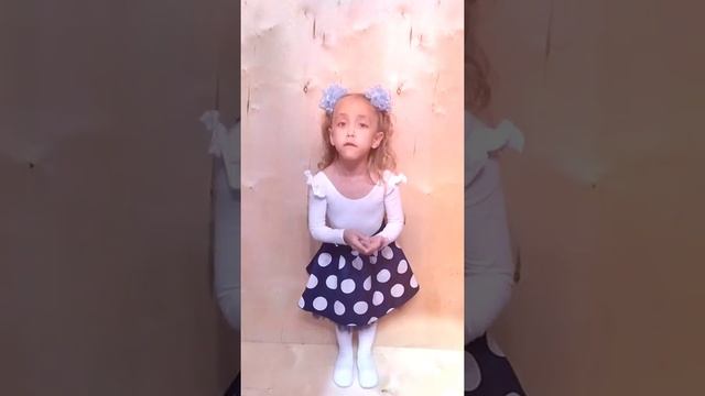 Иванова Олечка читает стихотворение Андрея Усачёва "Дунайские рыбы" Дети читают стихи смотреть онлайн