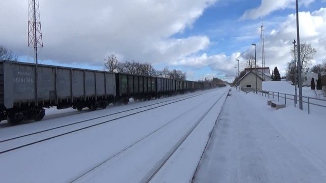 Тепловоз 2М62UM-0116, с грузовым составом проследует ст.Кокнесе смотреть онлайн