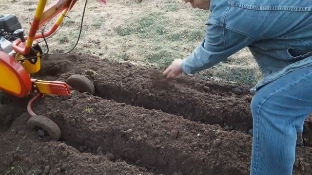 Работа мотокультиватором на садовом участке смотреть онлайн
