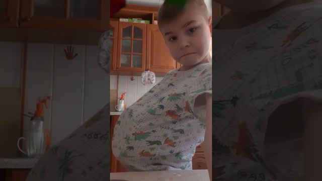 Надутый живот у этого человека.Матвей Твешка. смотреть онлайн