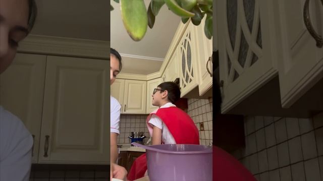 Типичный день Стасо? Принимаем заказы на фартуки, в наличии только красный цвет?