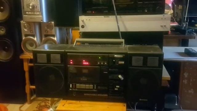 bumbox Hitachi trk9300e...italiano song..Audio hifi business RIGA LV смотреть онлайн