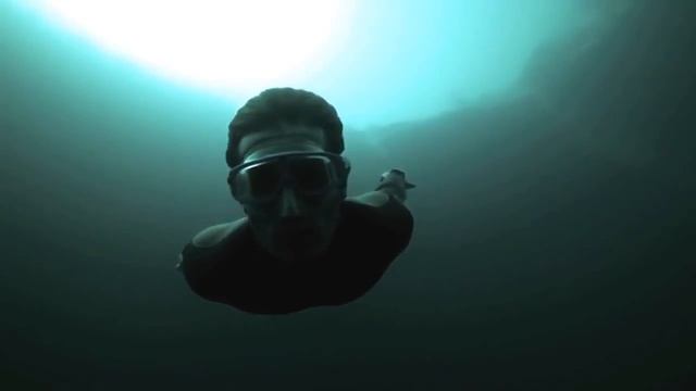 Freediving Dean's Blue Hole Погружение на дно Голубой дыры Дина 202 м. | Фридайвинг Гийом Нери смотреть онлайн
