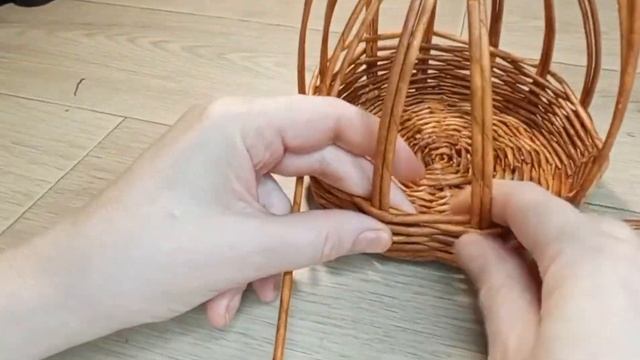 МК. Корзинка из бумажной лозы. Плетение из газет. смотреть онлайн