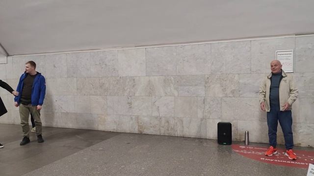 Funiculí - funiculá и спонтанный флешмоб группы молодых оперных певцов, в поддержку тенора #metro смотреть онлайн