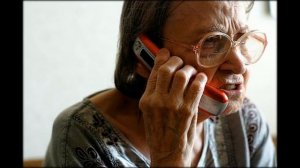 Сумасшедшая бабка разговаривает по телефону =-D РЖАЧ!!!!!