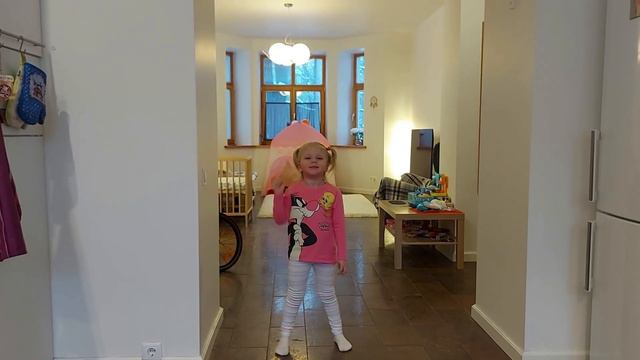 Девочка Вика ухаживает за малышом как мама, девочка кормит малыша, укладывает младенца спать смотреть онлайн