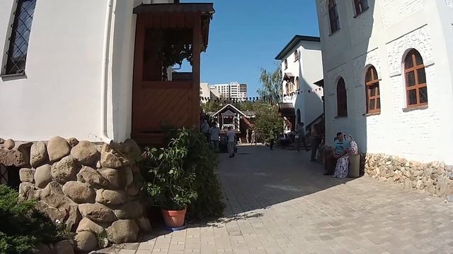 #КРАСОТА возле храма ? Пруд и лягушка, калина и скульптура Серафима Саровского смотреть онлайн