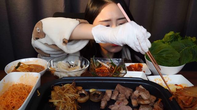 육즙이 콸콸 쏟아지는? 삼겹살 먹방 ASMR MUKBANGㅣ목살 + 비빔면 + 통김치 설로인ㅣPORK BELLY & KIMCHI & SPICY NOODLE