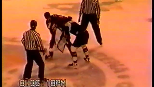 Deryk Engelland #5 vs Kevin McDonald #27 ECHL Feb 14/04 смотреть онлайн