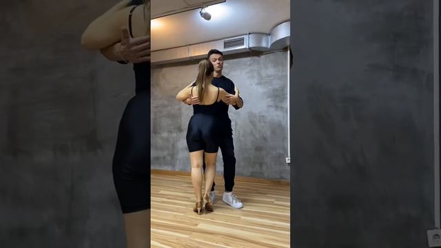 Impulso — импульсное движение, которым смешащем нашу партнершу в сторону #bachata #bachatadance смотреть онлайн