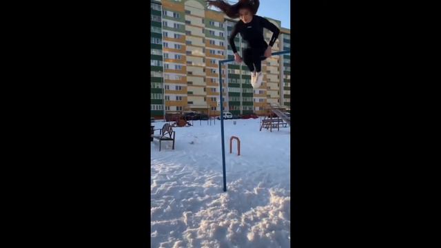 Воркаут| девушка на турниках|красиво делает смотреть онлайн
