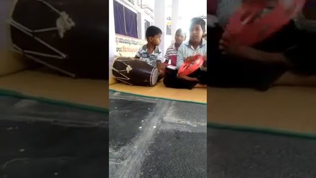 5 years old salmon playing dolak. смотреть онлайн
