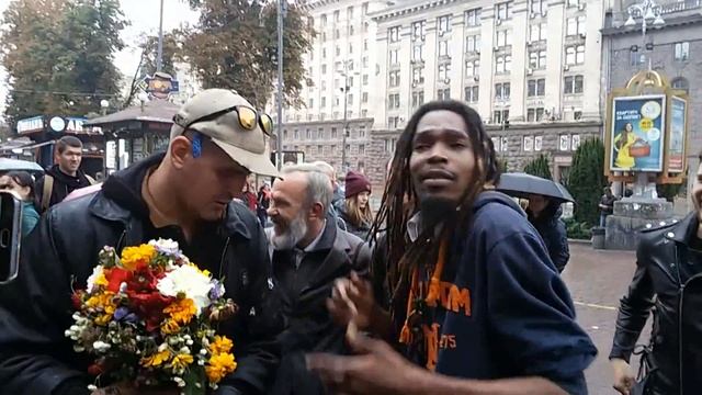 Битбокс на Крещатике 2. Прохожий американец отжег!!! / Beatbox on Khreshchatyk смотреть онлайн