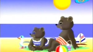 Бурый медвежонок играет с мячом