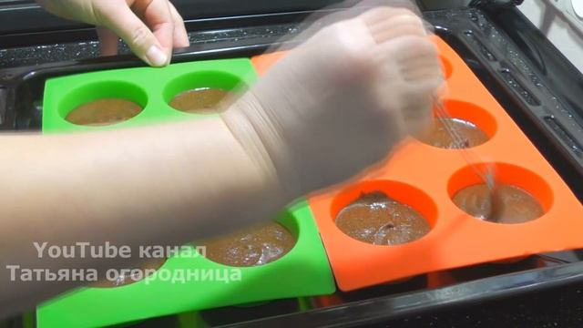 У Вас есть вода, манка и какао? Тогда приготовьте эти Супер шоколадные кексы - мини-манники. смотреть онлайн
