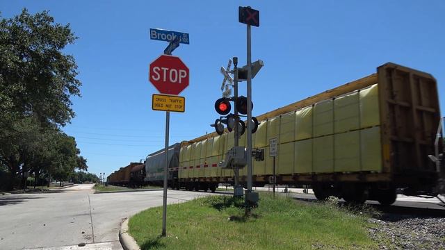 A close view of Wayside Horn and an oncoming Union Pacific 1486 GP40M-2 Short Local Freight Train смотреть онлайн