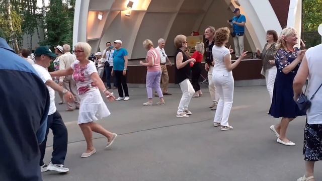 А МНЕ ТАК ХОЧЕТСЯ С ТОБОЙ!??/ТАНЦЫ В ПАРКЕ ГОРЬКОГО ХАРЬКОВ ИЮНЬ 2021 смотреть онлайн