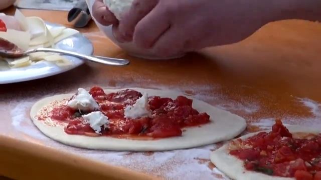 Видео приготовления: пицца в чешской печи Amphora на www.BarbecueGrill.ru смотреть онлайн