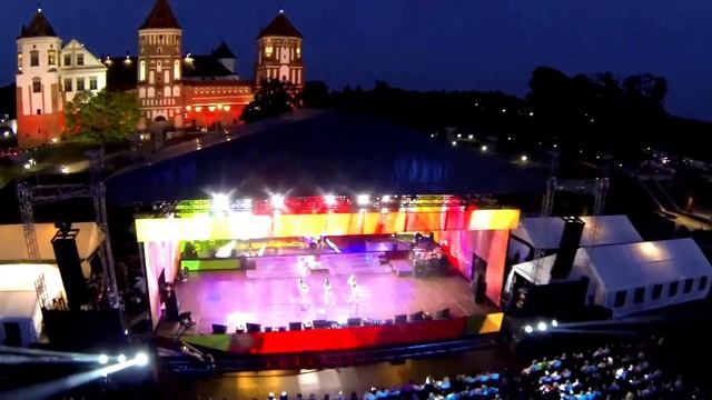 Музыкальные вечера в мирском замке , съемка с мультироторного вертолета смотреть онлайн