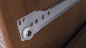 Роликовые направляющие ящиков  Причины поломок