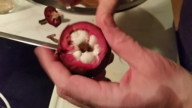 как чистить фрукт мангустин. How to peel a mangosteen fruit смотреть онлайн