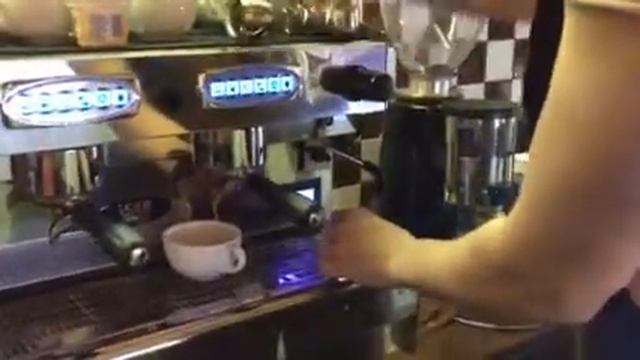 Приготовление капучино мастером-бариста Костя смотреть онлайн