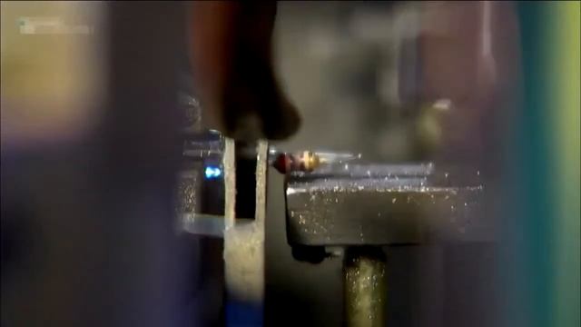 Новогодние гирлянды. Как же их делают. смотреть онлайн