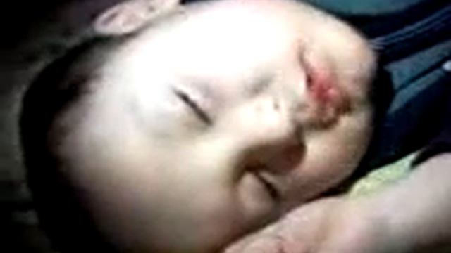 Baby жуёт жвачку когда спит смотреть онлайн